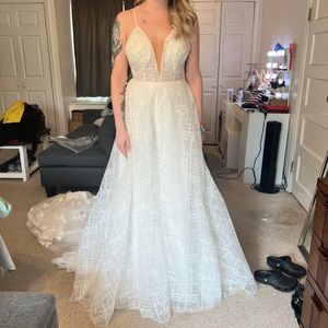 Never worn wedding dress (Except to try on)